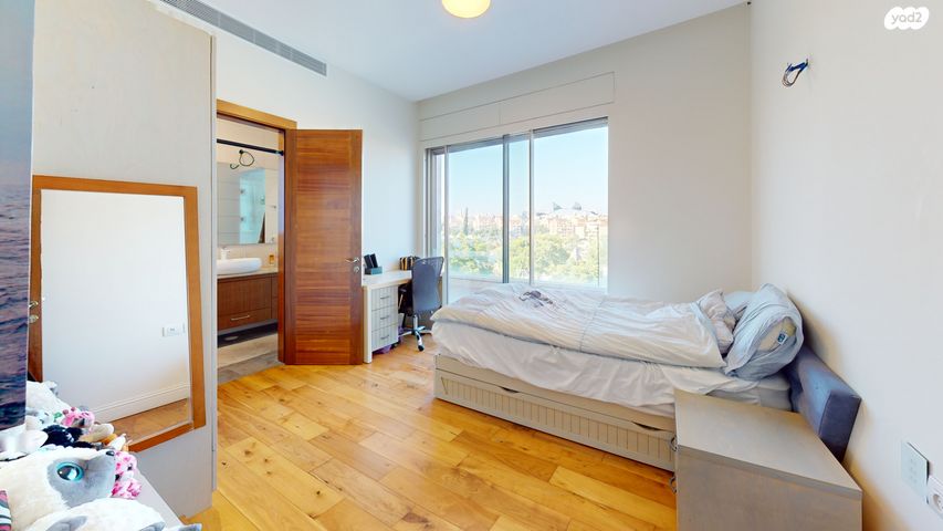 טריפלקס, א.י. שחראי, בית וגן, ירושלים