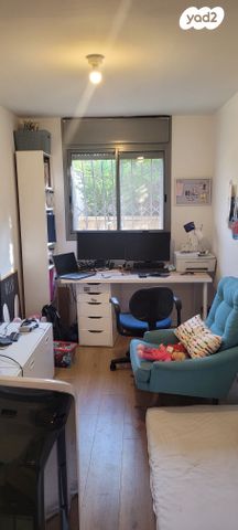 דירת גן, ההגנה, הזמר העברי, כפר סבא