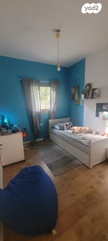 דירת גן, ההגנה, הזמר העברי, כפר סבא