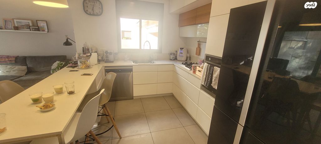 דירת גן, ההגנה, הזמר העברי, כפר סבא