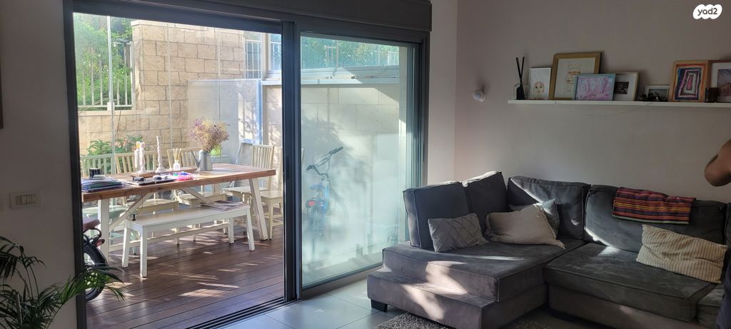 דירת גן, ההגנה, הזמר העברי, כפר סבא