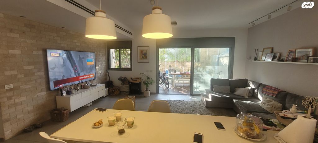 דירת גן, ההגנה, הזמר העברי, כפר סבא