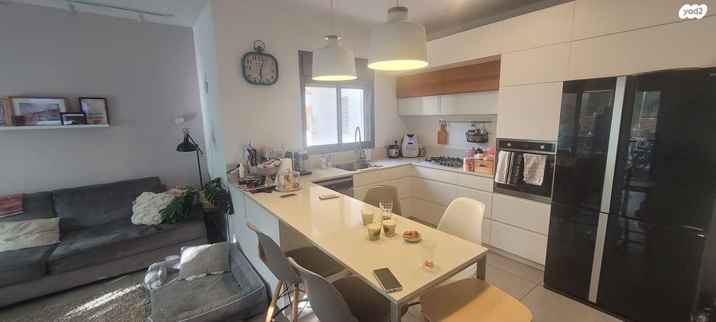 דירת גן, ההגנה, הזמר העברי, כפר סבא