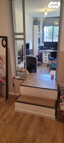 דירת גן, ההגנה, הזמר העברי, כפר סבא