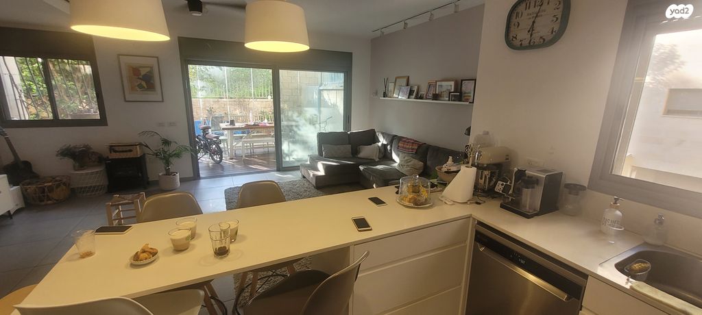 דירת גן, ההגנה, הזמר העברי, כפר סבא