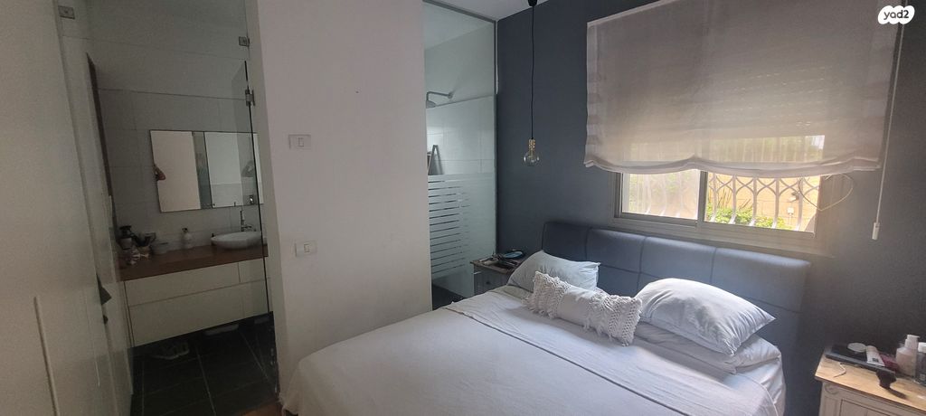 דירת גן, ההגנה, הזמר העברי, כפר סבא