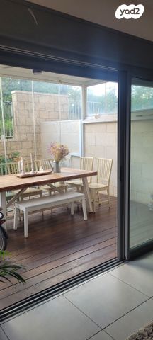 דירת גן, ההגנה, הזמר העברי, כפר סבא