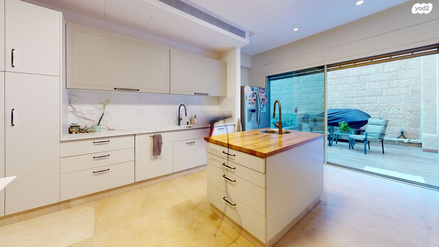 טריפלקס, א.י. שחראי, בית וגן, ירושלים