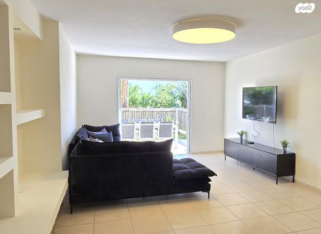 דירת גן, אורנית