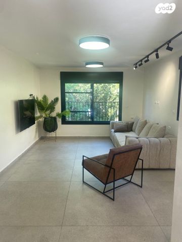 דירת גן, צור הדסה