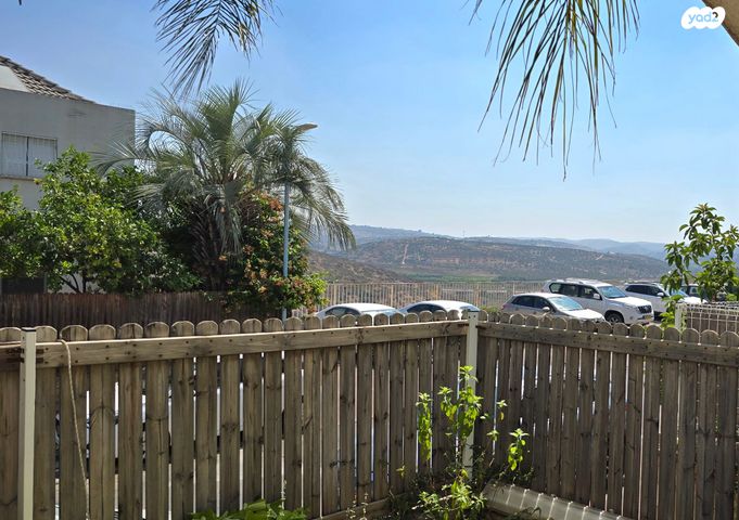 דירת גן, אורנית