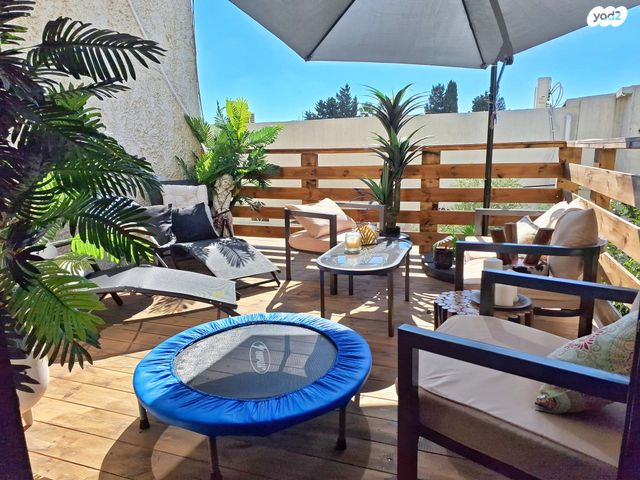 טריפלקס, הרצליה