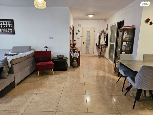 דירת גן, חוט השני, מגדים, מעלה אדומים