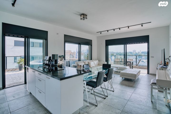 גג/ פנטהאוז, הגיבור האלמוני, יד אליהו, תל אביב יפו