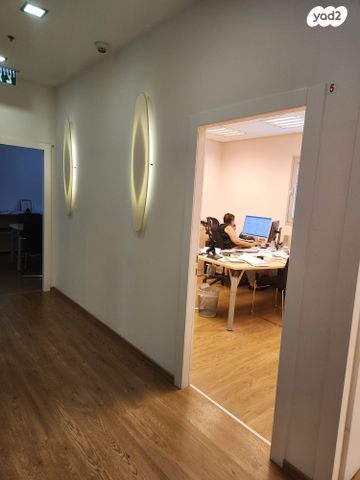 בניין משרדים, פתח תקווה