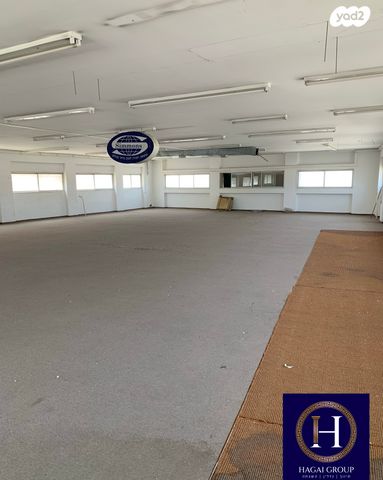 משרדים, בוסי סנט ג'ורג', קרית עקרון