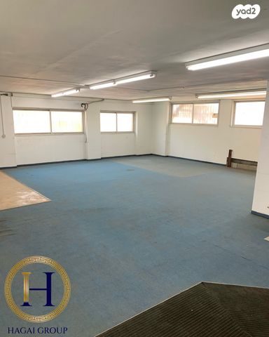 משרדים, בוסי סנט ג'ורג', קרית עקרון