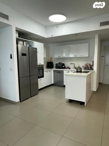 דירה, עוזי חיטמן, נתניה