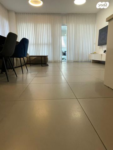 דירה, עוזי חיטמן, נתניה