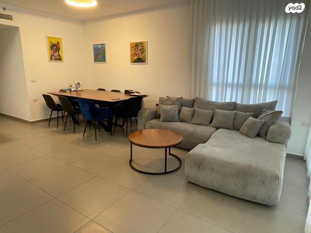 דירה, עוזי חיטמן, נתניה