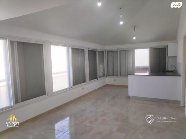 דופלקס, אברהם בן שושן, עכו