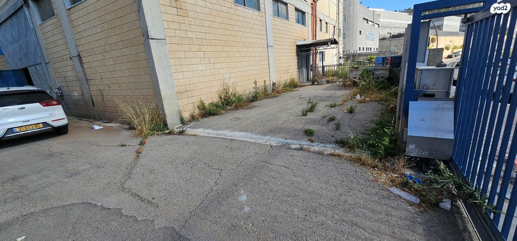 מבני תעשיה, מפעלי נחם הר טוב