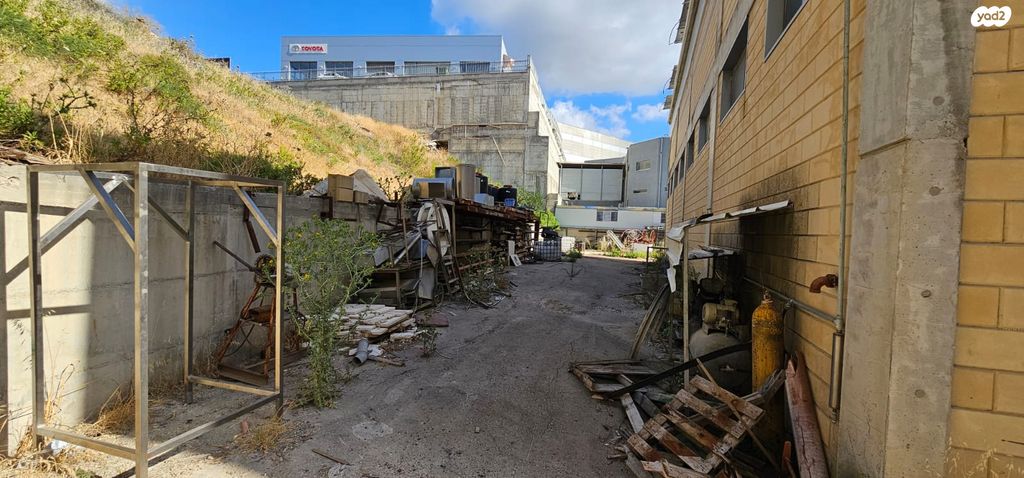 מבני תעשיה, מפעלי נחם הר טוב