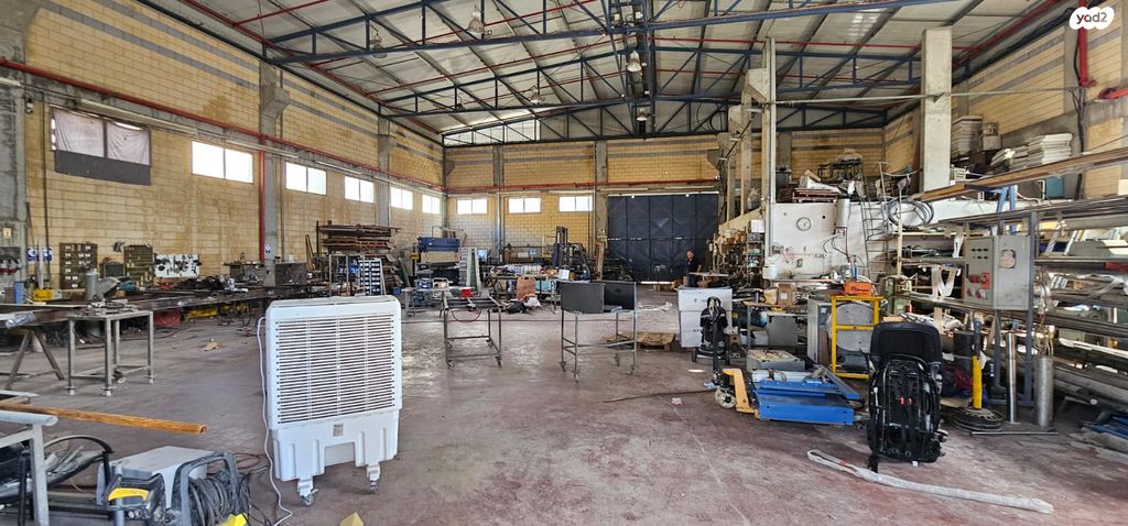 מבני תעשיה, מפעלי נחם הר טוב