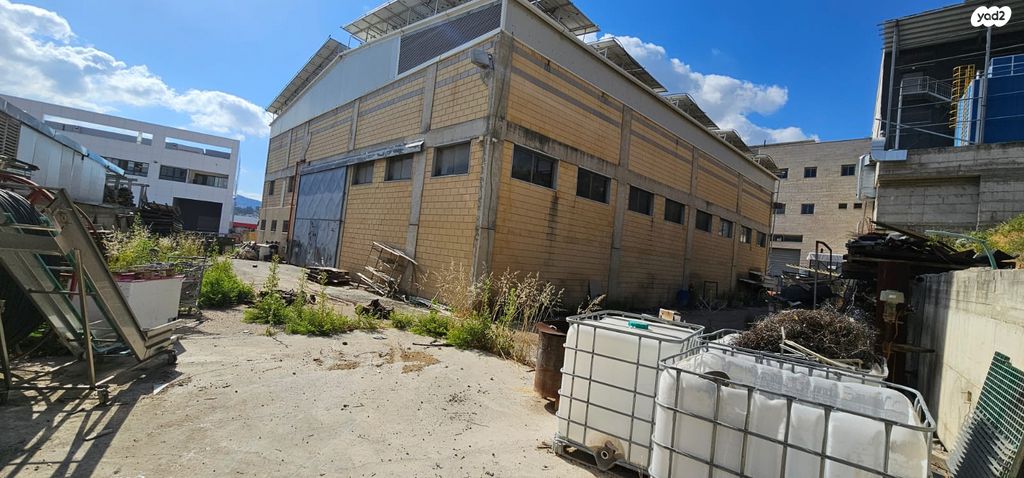 מבני תעשיה, מפעלי נחם הר טוב