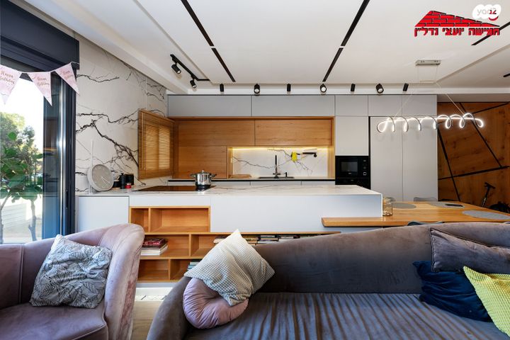 דירה, אריק איינשטיין, הרקפות, ראשון לציון