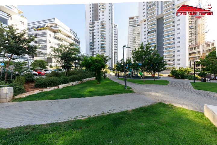 דירה, אריק איינשטיין, הרקפות, ראשון לציון