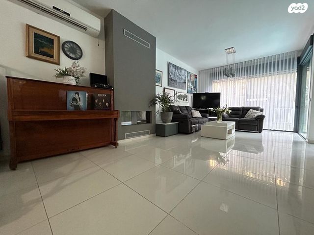 דו משפחתי, אורנית