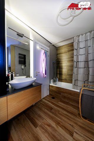 דירה, אריק איינשטיין, הרקפות, ראשון לציון