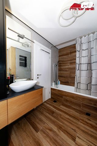 דירה, אריק איינשטיין, הרקפות, ראשון לציון