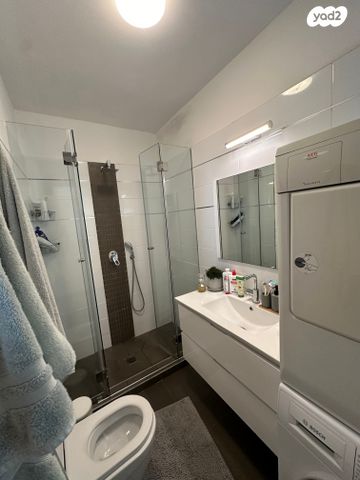 דירה, רות, חרוזים, רמת גן