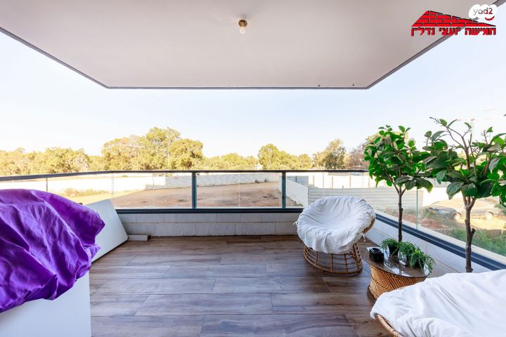 דירה, אריק איינשטיין, הרקפות, ראשון לציון