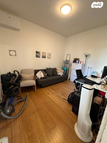 דירה, רות, חרוזים, רמת גן