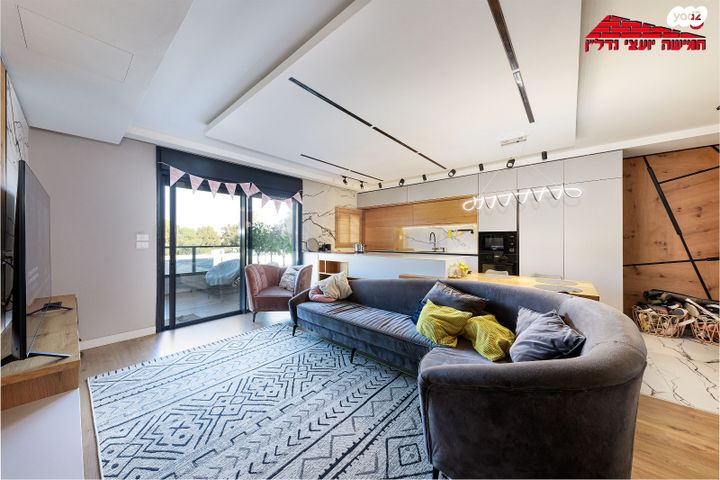 דירה, אריק איינשטיין, הרקפות, ראשון לציון