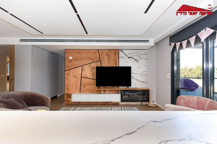 דירה, אריק איינשטיין, הרקפות, ראשון לציון