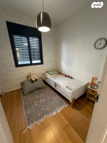 דירה, רות, חרוזים, רמת גן