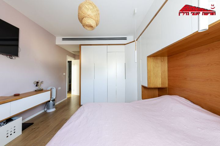 דירה, אריק איינשטיין, הרקפות, ראשון לציון