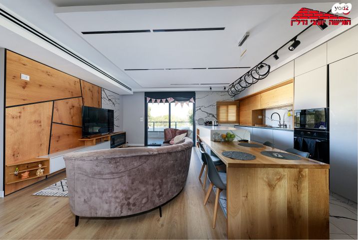 דירה, אריק איינשטיין, הרקפות, ראשון לציון