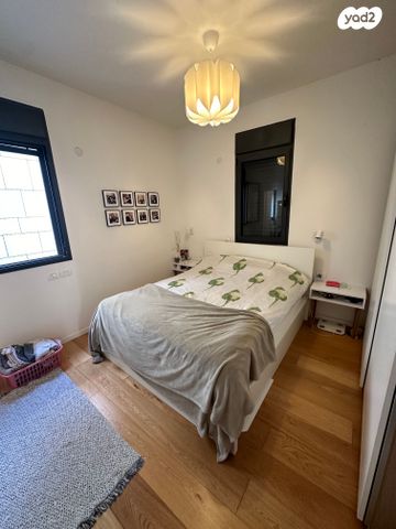 דירה, רות, חרוזים, רמת גן