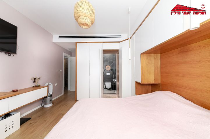 דירה, אריק איינשטיין, הרקפות, ראשון לציון