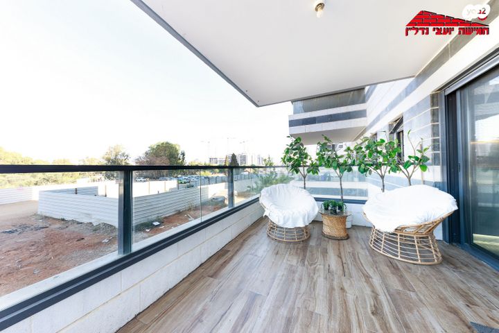 דירה, אריק איינשטיין, הרקפות, ראשון לציון