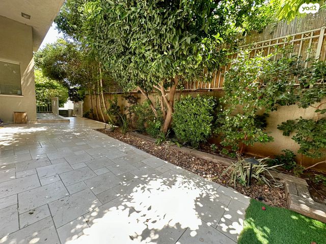 דירת גן, הרצליה הצעירה, הרצליה