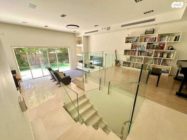 דירת גן, הרצליה הצעירה, הרצליה