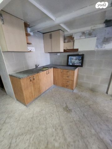 חנויות/ שטח מסחרי, קיבוץ גלויות, חיפה