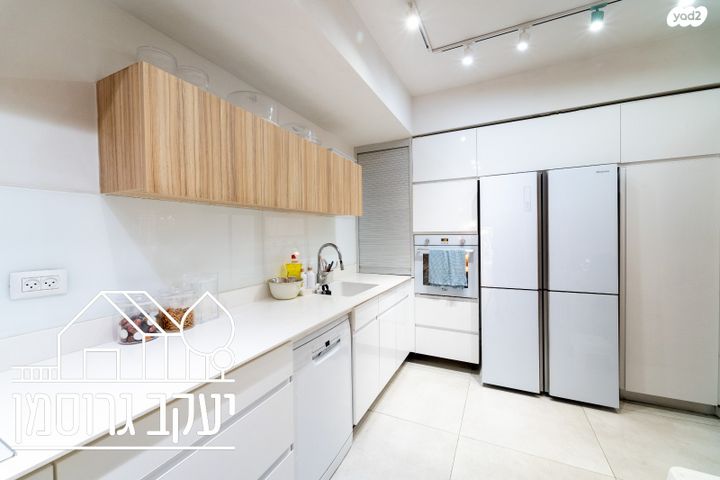 דירת גן, צור יצחק, צור יצחק