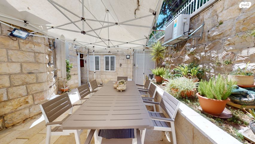 הלני המלכה 28